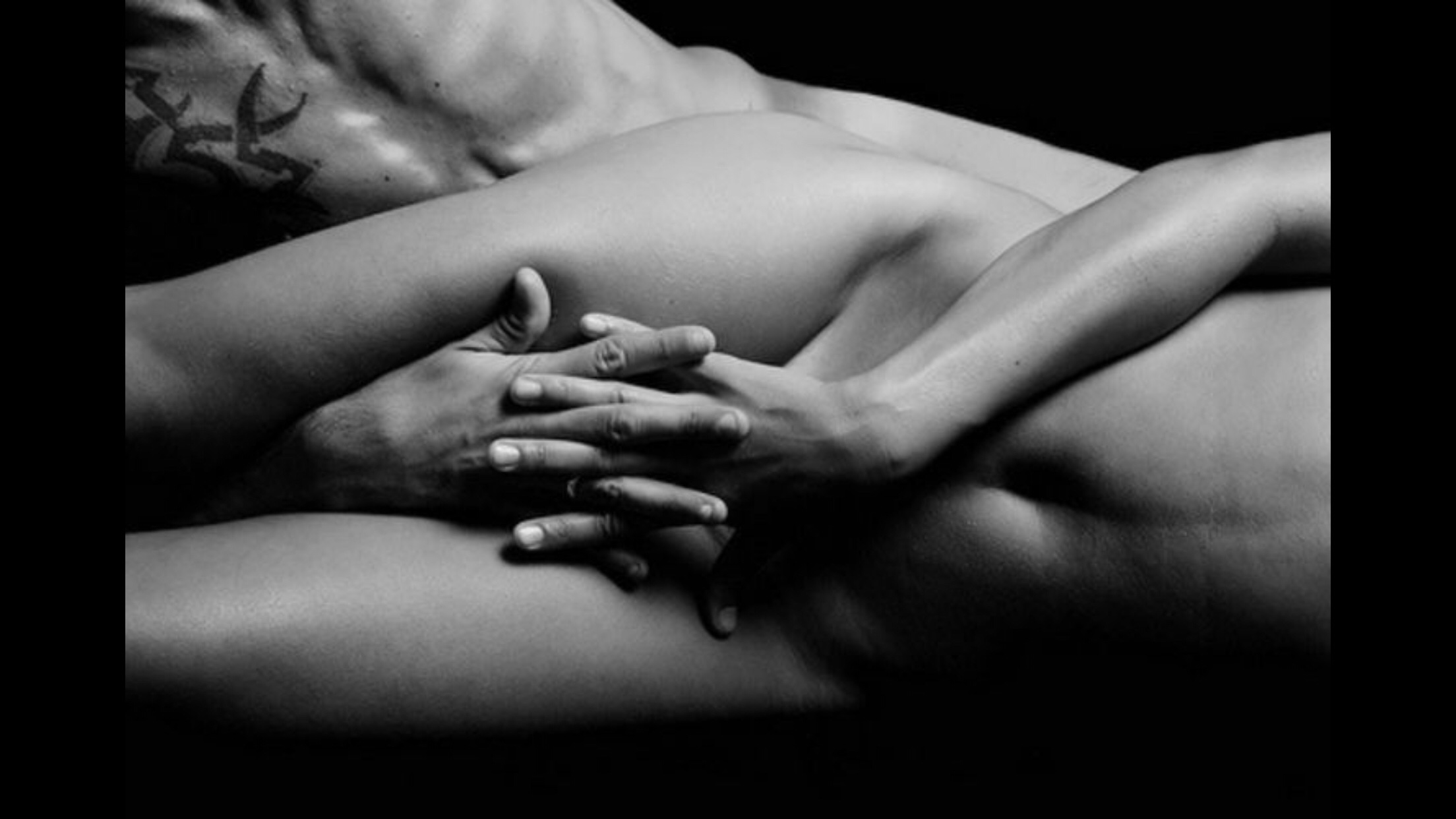 Сексуальная брюнетка страстно показывает голое тело порно фото